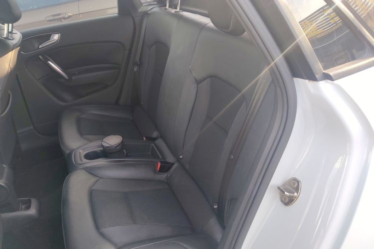 奥迪A1 2016款 30 TFSI Sportback S Line运动版中控内饰21