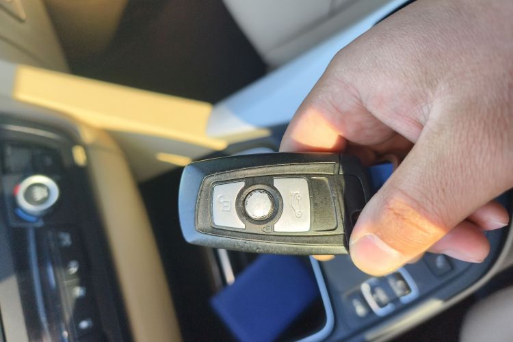 宝马3系 2015款 320Li 超悦版时尚型中控内饰11