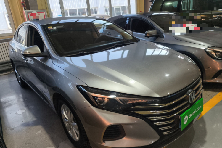 长安 逸动 2020款 PLUS 1.6L GDI 手动精英型车身外观3