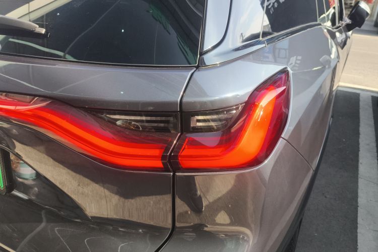 蔚来ES8 2020款 415KM 签名版 六座版车身外观9