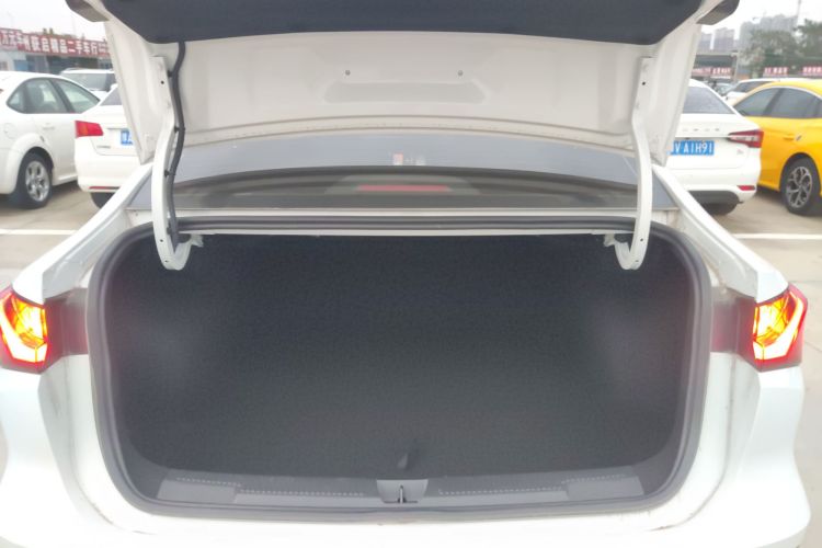 荣威i5 2023款 1.5L CVT豪华版机舱底盘23