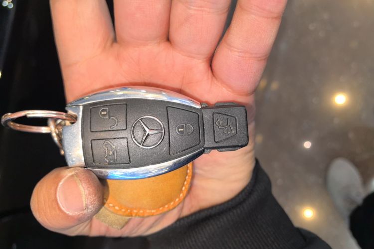 奔驰V级 2021款 V 260 L 长轴距豪华版中控内饰11