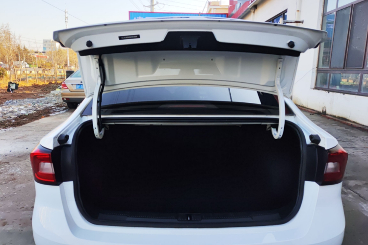 荣威i5 2019款 1.5L 手动4G互联朗豪版机舱底盘23