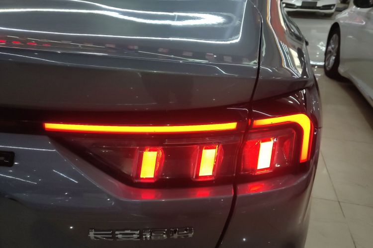 福特 蒙迪欧 2023款 EcoBoost 180 豪华型车身外观9