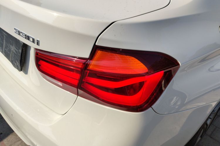 宝马3系 2018款 330i M运动曜夜版车身外观9