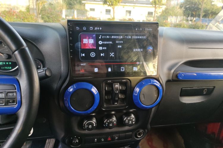 Jeep 牧马人 2014款 3.0L Sahara 四门版中控内饰16