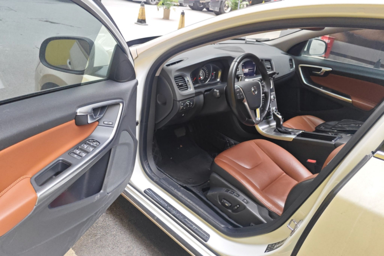 沃尔沃S60 2018款 S60L T3 智进进取版中控内饰20