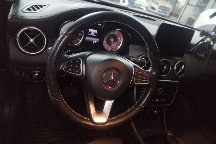 奔驰GLA 2016款 GLA 200 时尚型局部细节13