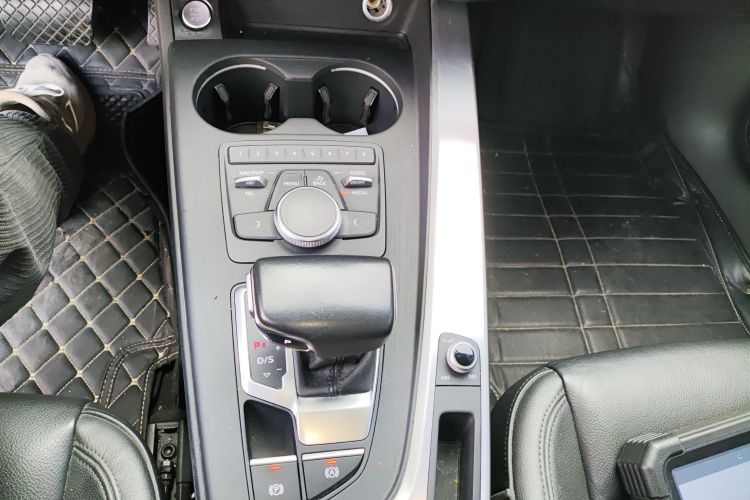 奥迪A4L 2019款 45 TFSI quattro 个性运动版 国V中控内饰18