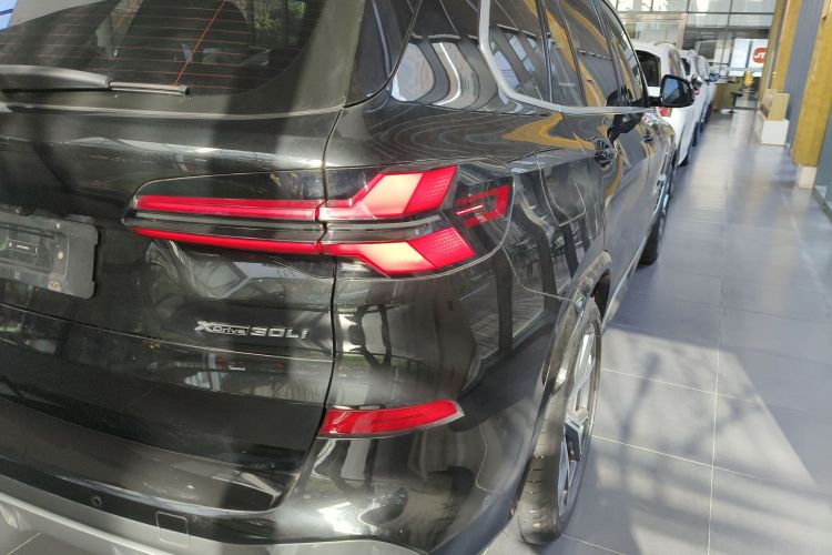 宝马X5 2023款 xDrive 30Li 尊享型M运动套装车身外观9