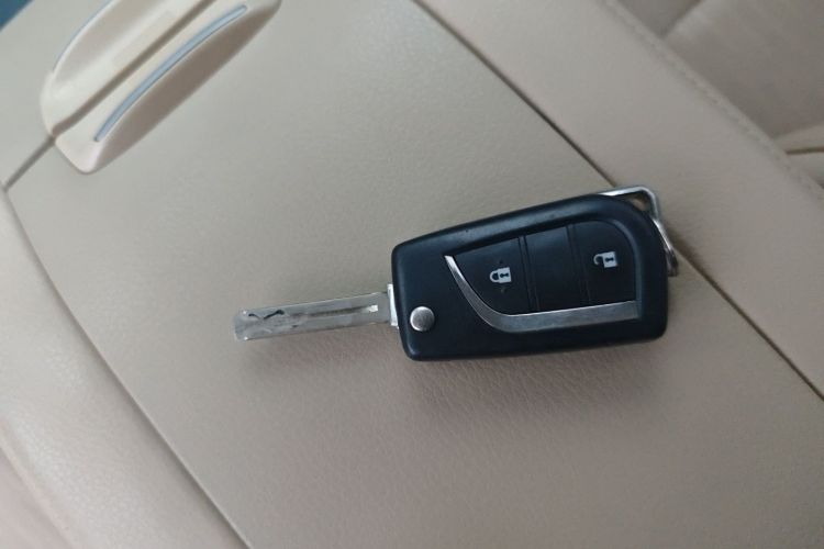 丰田 汉兰达 2017款 2.0T 两驱精英版 5座中控内饰7001