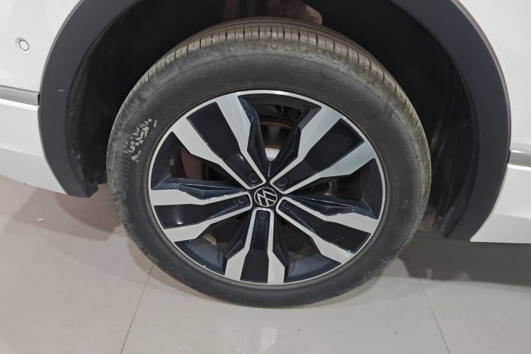 大众 途观L 2024款 出众款 330TSI 自动两驱R-Line龙耀版车身外观6008