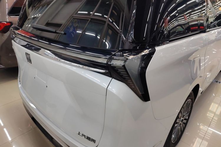 别克GL8新能源 2024款  陆尊 奢享版 7座车身外观9