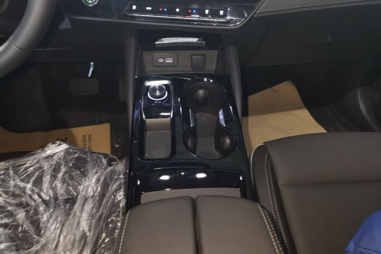 别克 2025款 昂科威Plus 28T 两驱白金版中控内饰18