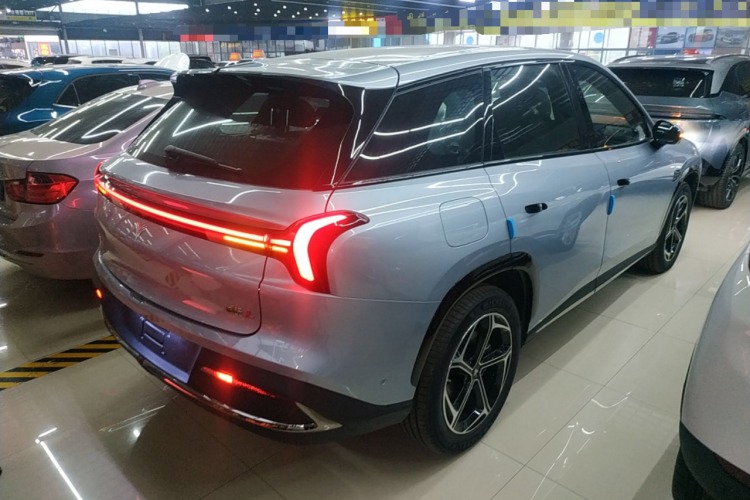 哪吒汽车 哪吒L 2024款 增程 310 闪充红衣版车身外观7