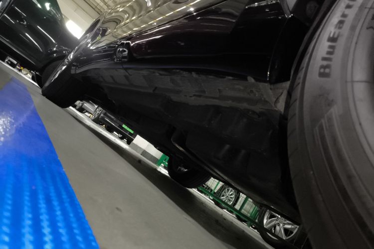 丰田 汉兰达 2023款 2.5L智能电混双擎两驱尊贵版 7座机舱底盘30