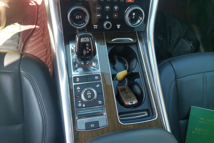 路虎 揽胜运动版新能源 2019款  P400e SE中控内饰18