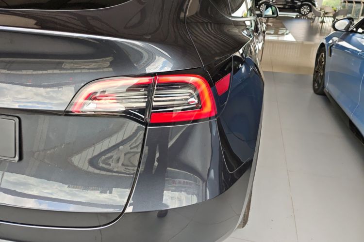 特斯拉 Model Y 2024款 后轮驱动版车身外观9