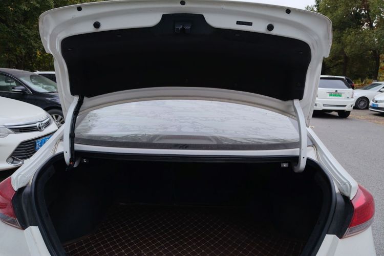 现代 领动 2019款 1.5L CVT智炫·精英型机舱底盘23