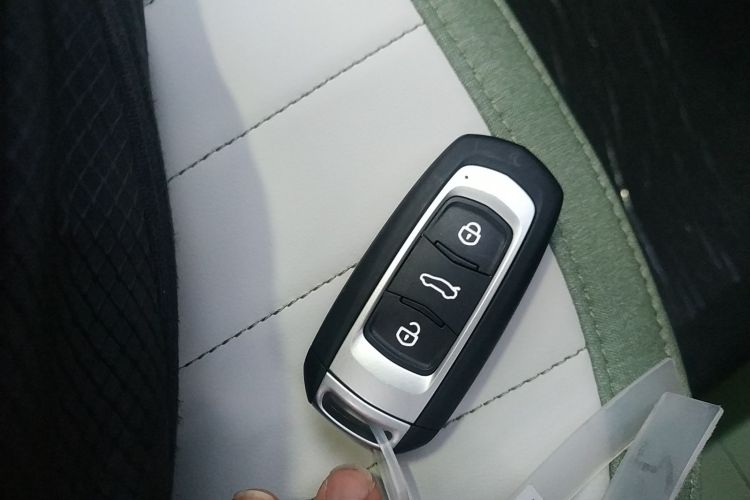 吉利银河 2025款 210km 熊猫骑士中控内饰7001