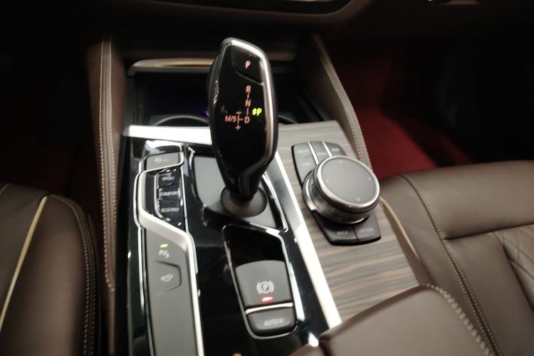 宝马5系 2018款 530Li 尊享型 豪华套装中控内饰18