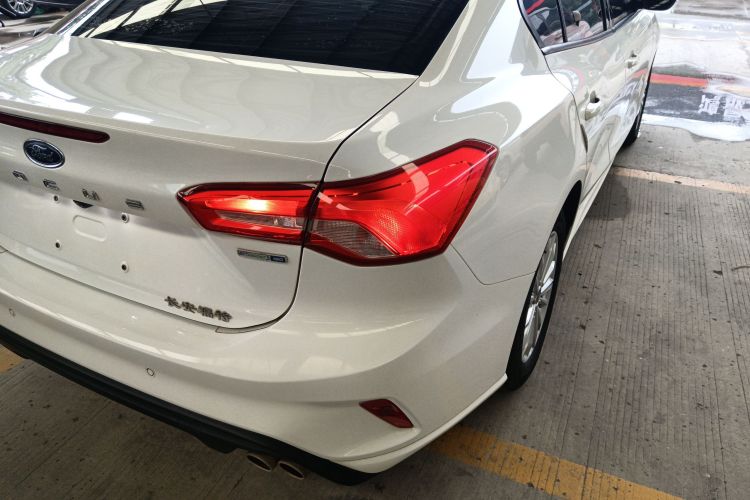 福特 福克斯 2020款 三厢 EcoBoost 180 自动锋潮型车身外观9