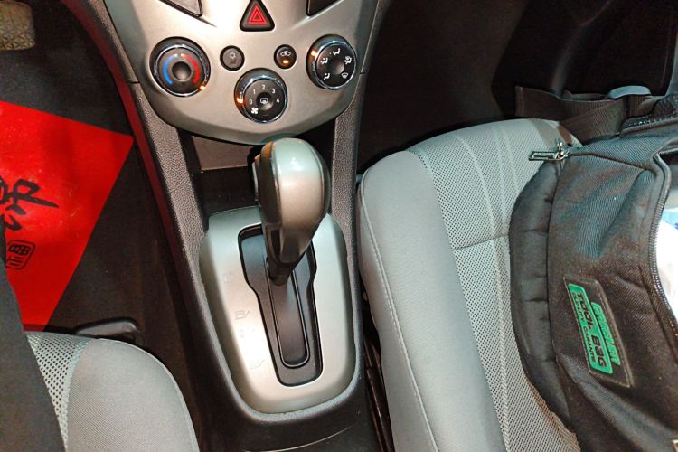 雪佛兰 爱唯欧 2014款 两厢 1.4SE AT 畅悠版中控内饰18