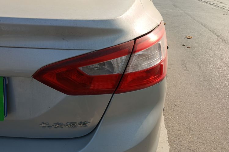 福特 福克斯 2012款 三厢 1.6L 自动舒适型车身外观9