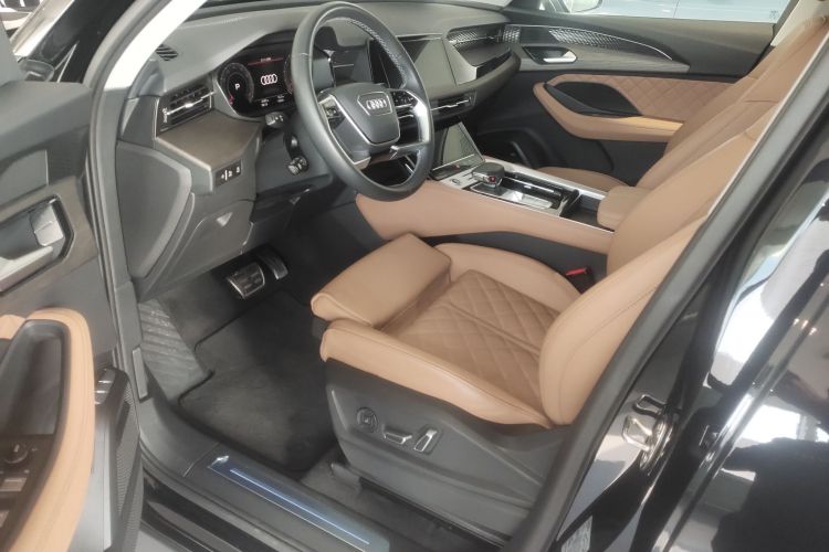 奥迪Q6 2024款 45 TFSI quattro 齐云型 羽林套装 6座中控内饰19