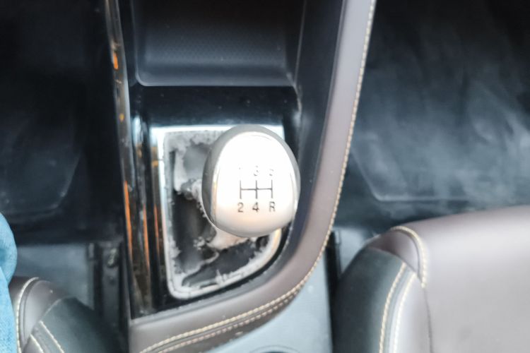 长安 逸动DT 2018款 1.6L 手动智享型局部细节18