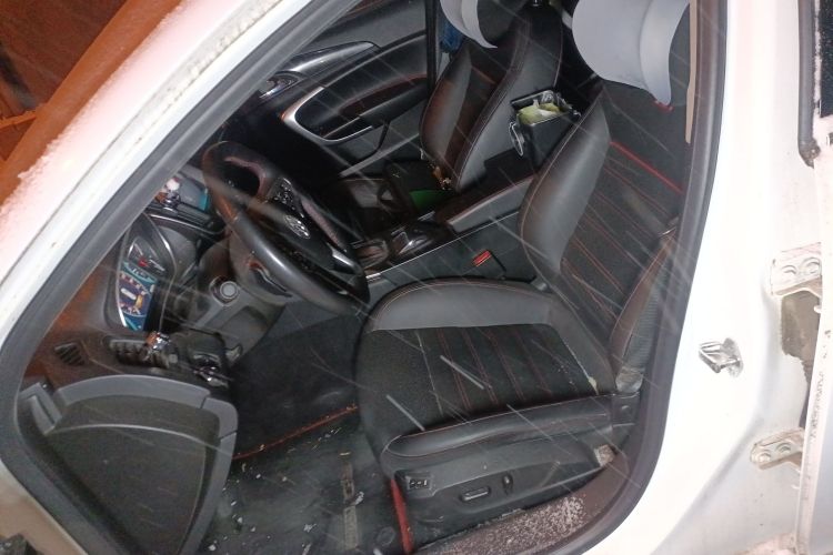 别克 君威 2014款 GS 2.0T 纵情运动版中控内饰19