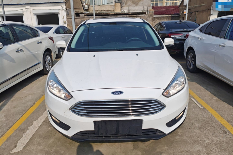 福特 福克斯 2018款 三厢经典 1.6L 自动风尚型智行版车身外观2