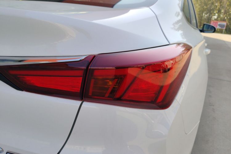 长安 逸动 2025款 PLUS 1.5L 手动豪华版车身外观9