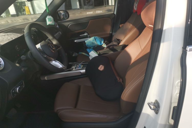 奔驰GLB 2025款 GLB 220 动感型中控内饰19