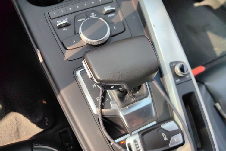 奥迪A4L 2018款 30周年年型 45 TFSI quattro 个性运动版局部细节18