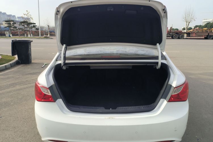 现代 索纳塔 2015款 经典 2.0L 自动豪华版机舱底盘23