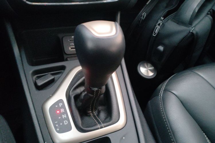 Jeep 自由光 2017款 2.0L 优越版中控内饰18