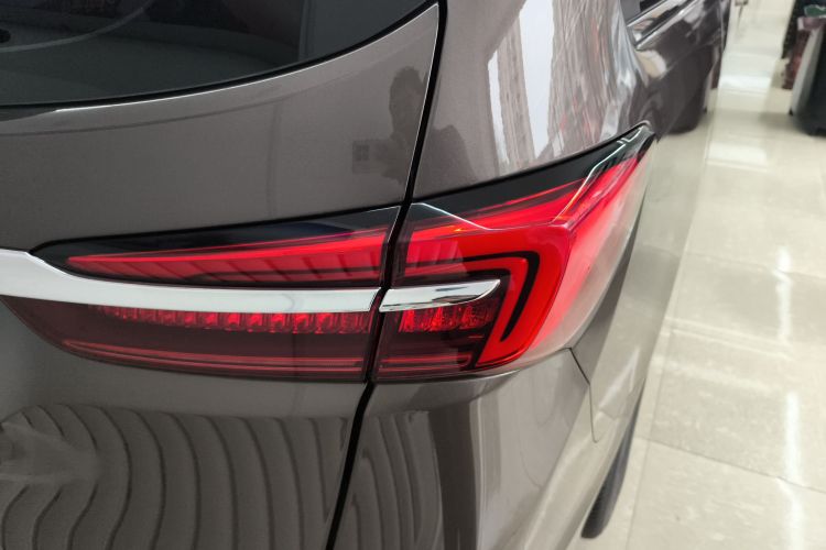 别克GL8 2022款 陆上公务舱 652T 舒适型车身外观9