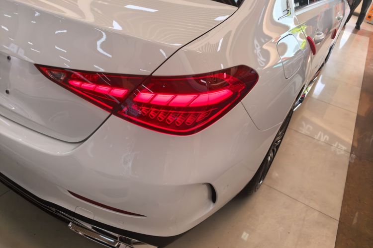 奔驰C级 2023款 改款 C 200 L 运动版车身外观9