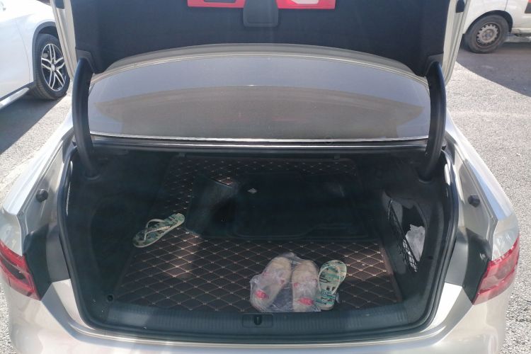 奥迪A4L 2017款 40 TFSI 时尚型机舱底盘23