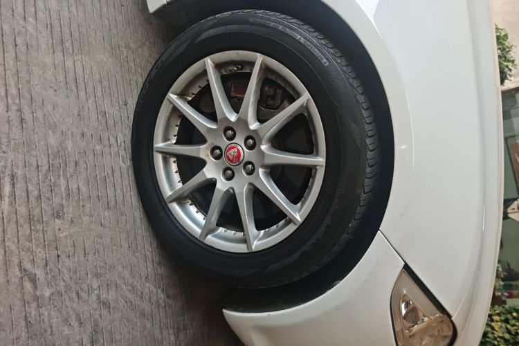 捷豹XJ 2014款 XJL 2.0T 两驱典雅商务版车身外观10