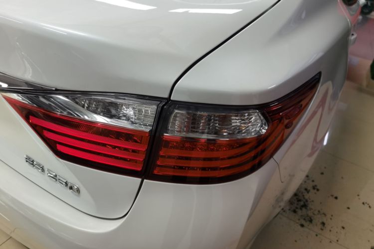 雷克萨斯ES 2014款 250 精英版车身外观9