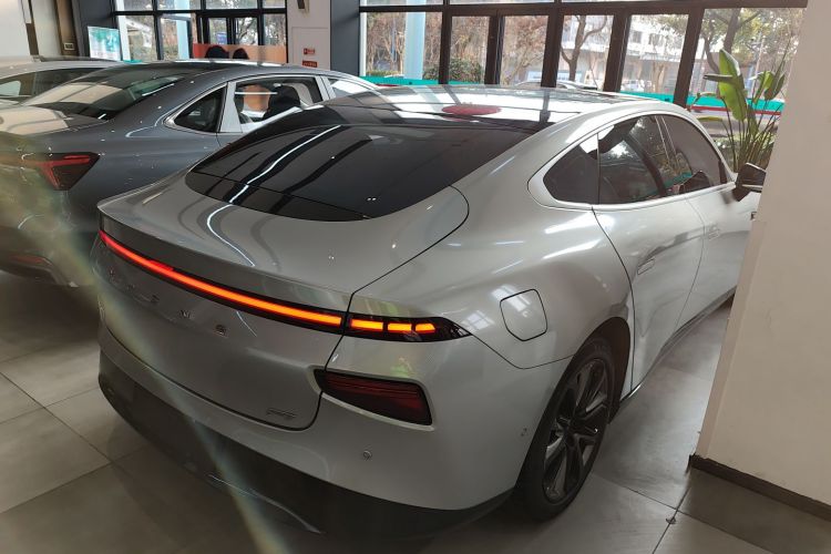 小鹏P7 2022款 670N+车身外观7