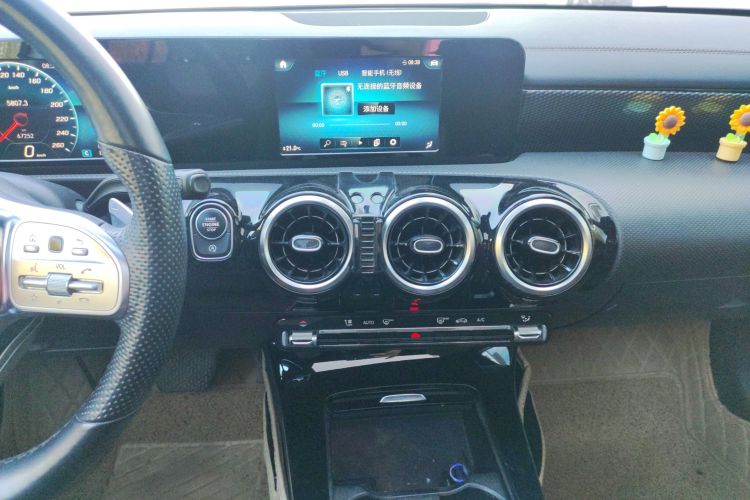 奔驰A级 2020款 A 180 L 运动轿车中控内饰16