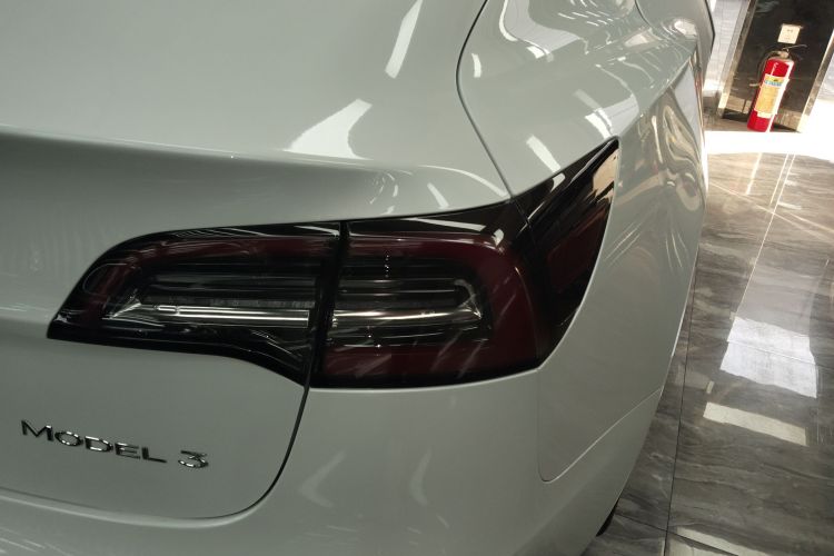 特斯拉 Model 3 2020款 长续航后轮驱动版车身外观9