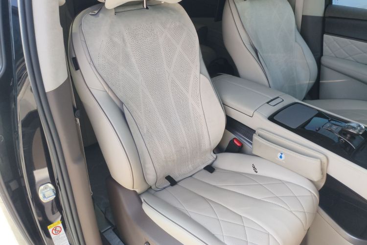 腾势D9 2022款 DM-i 970 四驱旗舰型局部细节41