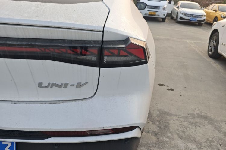 长安UNI-V 2024款 1.5T 尊贵型车身外观9
