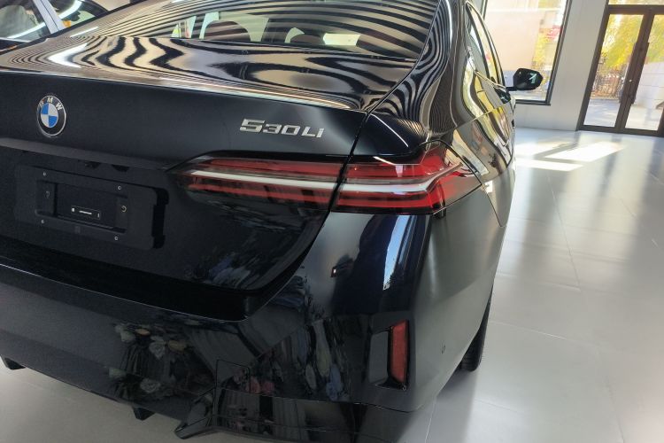 宝马5系 2025款 530Li 领先型 M运动套装车身外观9