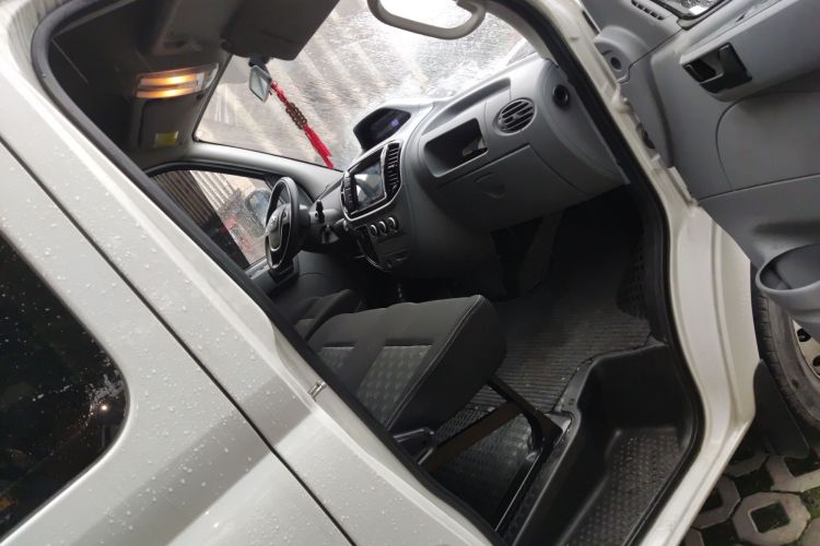 上汽大通MAXUS 新途V80 2023款 2.0T AMT经典傲运通短轴中顶5/6座局部细节9005