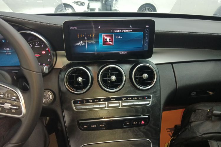 奔驰C级 2019款 C 180 L 时尚型运动版中控内饰16